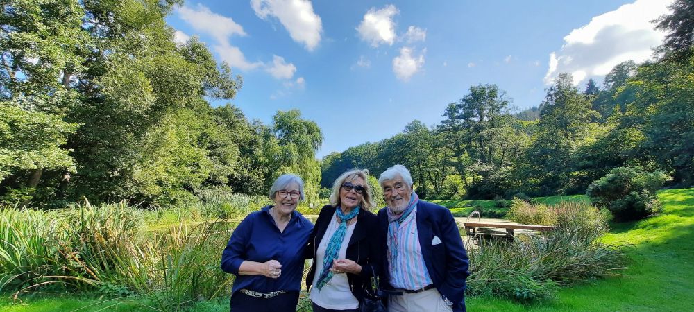 Hotelchefin Christiane Kohl (l), Monique und Mario Adorf  